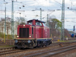   Die Jung V 100 1041 (92 80 1211 041-9 D-NESA) der NeSa (Eisenbahn-Betriebsgesellschaft Neckar-Schwarzwald-Alb mbH, Rottweil), ex DB 211 041-9, f�hrt an 09.04.2016 durch den Bahnhof Neuwied in