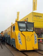 LINSINGER Schienenfr�szug SF02T-FS pr�sentiert auf der InnoTrans 2014 in Berlin (26.09.2014). 

Diese Schienenfr�smaschine SF02T-FS wurde 2014 von Linsinger unter der Fabriknummer OLZ-001 gebaut, hier pr�sentiert und sp�ter nach Hongkong an die MTR - Mass Transit Railway (U-Bahn) geliefert.
Beim Einsatz in U-Bahnen und Schmalspurnetzen �berzeugt diese Schienenbearbeitungsmaschine SF02T-FS mit geringen Achslasten und schlankem Design (kleines Lichtraumprofil) und einen minimalen Kurvenradius von 50 m. Es fallen keine Fr�ssp�ne- oder Schleifstaubemissionen an.

Sie ist aber auch geeignet f�r Hochgeschwindigkeitsstrecken und von der DB gepr�ft und freigegeben.

TECHNISCHE DATEN (Normalspurausf�hrung): 
Spurweite: 1.435 mm  (Ausf�hrungen von 1.000 – 1.668 mm m�glich)
Achsanzahl: 6
L�nge �ber Puffer: 23.850 mm
Drehzapfenabstand: 9.100 mm
Treib- und Laufraddurchmesser: 700 mm (neu) / 680 mm (abgenutzt)
Breite: 2.500 mm
H�he: 3.400 mm
Eigengewicht: 72 t
Achslast: max. 14 t
Hauptantrieb: Dieselmotor mit 420 kW Leistung
Antriebsart: Hydraulisch
H�chstgeschwindigkeit: 80 km/h
Kleister  befahrbarer Gleisradius: R = 50 m
Max. Steigung: 40‰
Arbeitseinheiten:  je zwei Fr�seinheiten und eine Schleifeinheit pro Seite, elektrisch angetrieben.
Bearbeitungsgeschwindigkeit: 6-16 m/min
Max. Abtragung pro Durchlauf: 1,5 mm an der Fahrfl�che / 5 mm an der Fahrkante
Max. Gleis�berh�hung: 160 mm (bei Nomalspur)
Sp�nebeh�lter Volumen: 5 m�
Tankvolumen: 2.000 Liter
