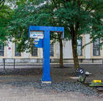 Ehemaliger mechanischer Zugzielanzeiger  (Hampelmann) am 11.09.2022 bei der Lokwelt Freilassing.

Bereits seit dem 19. Jahrhundert wurden mechanische Zugzielanzeiger verwendet. Dies waren ausklappbar an einem Mast angebrachte rechteckige Tafeln mit Fahrtzielangaben. Die in der Grundstellung nicht einsehbaren Tafeln wurden zum Anzeigen mit einer Zugstange in die lesbare Stellung ausgeklappt. Wegen dieser Mechanik wurden diese Ger�te landl�ufig auch als Hampelmann bezeichnet. Auf gr��eren Bahnh�fen wurden die Zugzielanzeiger so ausgelegt, dass mehrere Tafeln gleichzeitig ausgeklappt werden konnten, womit sich beispielsweise neben dem Fahrtziel auch die Zuggattung anzeigen lie�. Vielfach sind die mechanischen Zugzielanzeiger inzwischen durch modernere und ferngestellte Anzeigetafeln ersetzt worden.
