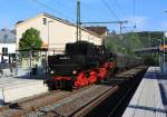 52 8134-0 der Eisenbahnfreunde Betzdorf (EFB) kommt von Siegen und f�hrt mit Sonderzug Tender voraus am 08.05.2011 in den Bahnhof Kirchen/Sieg.