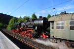 52 8134-0 der Eisenbahnfreunde Betzdorf (EFB) f�hrt mit Sonderzug Tender voraus am 08.05.2011 aus den Bahnhof Kirchen/Sieg weiter Richtung Betzdorf.