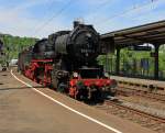 52 8134-0 der Eisenbahnfreunde Betzdorf (EFB) kommt mit Sonderzug von Au/Sieg und f�hrt Rauchkammer voraus am 08.05.2011 in den Bahnhof Betzdorf/Sieg.