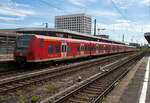 Zwei gekuppelte ET 425er (425 101-3 / 425 601 und 425 594 / 425 094-0)der DB Regio NRW hat am 26 Mai 2024, als RB 27  Rhein-Erft-Bahn“ (Mönchengladbach – Köln – Koblenz), den Bahnhof Köln Messe/Deutz erreicht.