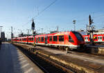 Der dreiteilige Dieseltriebzug ALSTOM Coradia LINT 81 – 620 518 / 621 018 / 620 018 der DB Regio NRW – vareo, verl�sst am 29 April 2025, als RB 38 „Erft-Bahn“ (K�ln Messe/Deutz