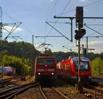 Zugbegenung in Betzdorf (Sieg) am 10.08.2012 - Links f�hrt der RE 9 (Rhein-Sieg-Express) Aachen - K�ln - Siegen ein mit Zuglok 111 075-8, Rechts f�hrt die RB 95  (Dillenburg - Siegen - Betzdorf -