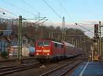 Auch 111er fahren noch an der Sieg - Hier f�hrt 111 016-2 mit DoSto´s als RE 9 - rsx Rhein-Sieg-Express (Aachen - K�ln - Siegen) am 20.02.2013 in den Bahnhof Betzdorf/Sieg ein.