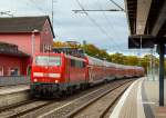  Die 111 101-2 D (91 80 6111 101-2 D-DB) der DB Regio NRW fährt am 07.10.2015 mit dem RE 9  Rhein-Sieg-Express  (Aachen-Köln-Siegen) in den Bahnhof Au/Sieg ein.