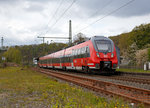   Der 5-teilige Bombardier Talent 2 - 442 302 / 442 802 der DB Regio NRW fährt am 24.04.2016, als RE 9 - Rhein Sieg Express (RSX) Aachen - Köln - Siegen, von Brachbach/Sieg weiter in