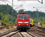   W�hrend links die 111 111-1 (91 80 6111 111-1 D-DB) der DB Regio NRW mit dem RE 9 - Rhein-Sieg-Express (Aachen – K�ln - Siegen) am 23.07.2016 auf Gleis 105 in den Bahnhof Betzdorf (Sieg)