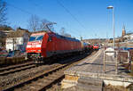 Während rechts die 146 003-9 (91 80 6146 003-9 D-DB) mit dem RE 9 rsx - Rhein-Sieg-Express (Aachen – Köln – Siegen) am 18.03.2022 im Bahnhof Kirchen (Sieg) hält, fährt