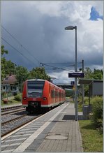 Noch vor dem aufziehenden Gewitter verl�sst der Babyquietschie 426 512-0 Bietingen Richtung Singen.
