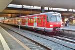 S-Bahn 420 422 steht am Abend von 25 September 2017 in D�sseldorf Hbf.