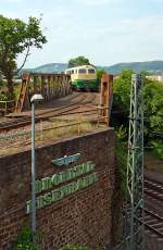 Nach getaner Arbeit geht es wieder zur�ck in den Lokschuppen - Die schmalspur (1000mm) Diesellok D5 (ex FEVE 1405) der Brohltalbahn f�hrt am 04.07.2012 von Umladebahnhof wieder zur�ck zum Bahnhof