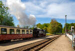 Die 99 2322-8 der Mecklenburgischen B�derbahn Molli verl�sst am 15.05.2022 mit dem MBB Dampfzug (von Bad Doberan nach K�hlungsborn-West) den Bahnhof Heiligendamm.