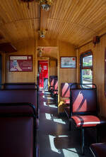 Innenraum von dem Schmalspur (900 mm) vierachsigen 2.Klasse Personenwagen mit offenen Plattformen und Holzdach, MBB 990-310 (ex DR 990-310), der Gattung KB4i, Mecklenburgische Bäderbahn Molli