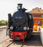 Die Molli Museums-/Denkmaldampflok MBB 99 332, eine LKM Typ 225 PS 900 mm Schmalspurlok, der Mecklenburgischen Bäderbahn Molli GmbH, ex DB 099 905, ex DR 99 2332, ex DR 99 332, ex Wismut 44, am 15.05.2022 beim Bahnhof Ostseebad Kühlungsborn West.

Die 900 mm-Schmalspur-Dampflok der DR-Baureihe 99.33 wurde1951 von LKM (VEB Lokomotivbau Karl Marx Babelsberg) unter der Fabriknummer 30013 gebaut und an die SDAG Wismut (Sowjetisch-Deutsche Aktiengesellschaft Wismut), für die Haldenbahn Oberschlema, (Aue) als Wismut 44 geliefert. Neben zwei weiteren Loks, wurde diese Lokomotive 1958 durch die Deutsche Reichsbahn, für die Bäderbahn Molli, erworben und nach Anpassungsarbeiten im Reichsbahnausbesserungswerk Görlitz als DR 99 332 in Dienst gestellt. Im Jahr 1961 wurden die 99 331 und die 99 332, im RAW Görlitz, auf Heißdampf umgebaut. Die 99 333 blieb eine Nassdampflokomotive und war ab Mitte der 1960er Jahre nur noch Reservemaschine. Mit der Einstellung des Güterverkehrs auf der Strecke wurden nicht mehr so viele Lokomotiven benötigt, so dass diese 1968 ausgemustert wurde.

1970 erfolgte die Umzeichnung in DR 99 2332-7 und 1992 in DR 099 905-2. Nachdem Zusammenschluss beider Deutscher Bahnen zum 01.01.94 wurde sie zur DB 099 905-2. So ging sie zum 01.10.1995, mit der Übernahme des Betriebs auf der Strecke durch die Molli - Mecklenburgische Bäderbahn Molli GmbH, an diese über. Mit der Übernahme wurde auch ein neues Betriebskonzept eingeführt, das die Unterhaltung von zwei noch vorhandenen Lokomotiven der BR 99.33 nicht mehr notwendig machte, so erfolgte zum 07.05.1996 die Außerdienststellung.

Die Schmalspur-Dampf-Lokomotiven des Typs 225 PS Schmalspur des VEB Lokomotivbau Karl Marx wurden basierend auf einem Typenprogramm für kleinere Dampflokomotiven speziell für den Einsatz bei Industriebetrieben entwickelt. Drei dieser Lokomotiven wurden 1958 durch die Deutsche Reichsbahn von der SDAG Wismut erworben. 

Konstruktive Merkmale:
Die Lokomotiven verfügen über einen geschweißten Blechrahmen. Auf dem geschweißten Langkessel sitzt vorn der Dampfdom. Auf dem hinteren Teil sitzen der Sandkasten sowie zwei Kesselsicherheitsventile der Bauart Ackermann. 1961 wurden die 99 331 und die 99 332 auf Heißdampf umgebaut. Dabei erhielten die Kessel jeweils 9 Heiz- und 64 Rauchrohre. Das außen liegende waagerecht angeordnete Zweizylinder-Triebwerk wirkt auf die dritte Kuppelachse. Die außen liegende Heusinger-Steuerung besitzt eine stark vereinfachte Kuhnsche Schleife.

Für die Zugbeleuchtung erhielten die Lokomotiven bei den Anpassungsarbeiten der Deutschen Reichsbahn einen leistungsstärkeren 5 kW Turbogenerator hinter dem Schornstein. Die ursprüngliche Handbremse wurde um eine Knorr-Druckluftbremse ergänzt. Die zweistufige Luftpumpe sitzt rechts neben der Rauchkammer. Die Lokomotiven erhielten wie auf der Bäderbahn üblich ein Knorr-Druckluftläutewerk. Gesandet werden der erste Radsatz von vorn und der letzte Radsatz von hinten.

Für den Einsatz auf der Bäderbahn wurde der obere Teil des Führerhauses stark abgeschrägt, um es an das Lichtraumprofil anzupassen. Das Dach erhielt seitliche Regenrinnen mit Ablaufrohren. Die geschweißten Wasserkästen befinden sich vor dem Führerhaus auf beiden Seiten des Kessels und fassen 3,4 m³. Der Kohlenkasten befindet sich an der Rückwand des Führerhauses und war ursprünglich, da für Braunkohlebrikettfeuerung ausgelegt, mit einem Aufbau vergrößert, der zwischen den beiden Fenstern der Rückwand eingezogen bis auf Höhe des Daches geführt wurde. Er hatte ein Fassungsvermögen von 2,2 t. Da mittlerweile die Feuerung mit Steinkohle erfolgt und bei deren höherem spezifischen Gewicht der Kohlekasten nicht voll gefüllt werden konnte, wurde dieser Aufbau bei 99 2331 bei der Hauptuntersuchung 2004 im Dampflokwerk Meiningen zur Verbesserung der Sicht bei Rückwärtsfahrt entfernt. Sein Fassungsvermögen reduzierte sich dadurch auf 1,5 t. Die, hier gezeigte Museumslok 99 2332 hat noch den ursprünglichen Aufbau.

TECHNISCHE DATEN:
Spurweite: 900 mm 
Achsformel: D h2t
Gattung:  K 44.8
Länge über Kupplung: 8.860 mm
Höhe: 3.490 mm
Achsabstand: 3 x 1.000 mm = 3.000 mm
Leergewicht: 25,0 t
Dienstgewicht: 32,4 t
Höchstgeschwindigkeit: 35 km/h
Indizierte Leistung: 460 PSi
Anfahrzugkraft: 56,39 kN
Kuppelraddurchmesser: 800 mm
Steuerungsart: Heusinger
Zylinderanzahl: 2
Zylinderdurchmesser: 370 mm
Kolbenhub: 400 mm
Kesselüberdruck: 14 bar
Anzahl der Heizrohre:  9
Anzahl der Rauchrohre: 64
Heizrohrlänge: 2.600 mm
Rostfläche: 1,6 m²
Strahlungsheizfläche:  6,04 m²
Rohrheizfläche:  36,85 m²
Strahlungsheizfläche:  6,04 m²
Rohrheizfläche: 36,85 m²
Überhitzerfläche: 18 m²
Verdampfungsheizfläche: 42,89 m²
Wasservorrat: 3,4 m³
Brennstoffvorrat: 2,2 t Kohle