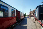 Die MBB 99 2322-8 der Mecklenburgischen B�derbahn Molli erreicht am 15 Mai 2022 Tender voraus, mit dem MBB Dampfzug, nun den Zielbahnhof K�hlungsborn-West. Der Zug wird auch als RB 31 „B�derbahn Molli“ gef�hrt. 