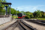 Die MBB 99 2322-8 der Mecklenburgischen B�derbahn Molli erreicht am 15 Mai 2022 Tender voraus, mit dem MBB Dampfzug, nun den Zielbahnhof K�hlungsborn-West.