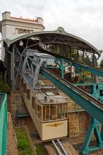 Dresden 27.08.2013: An der Bergstation (Oberloschwitz) der Loschwitzer Schwebebahn (Schwebebahn Dresden) , die �lteste Bergschwebebahn der Welt. Der Wagen 2 erreicht nun  die Bergstation.
