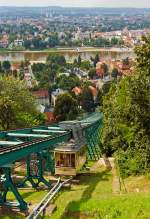 Dresden 27.08.2013: Blick von der Bergstation (Oberloschwitz) auf die Loschwitzer Schwebebahn, die �lteste Bergschwebebahn der Welt. 
Der Wagen 2 erreicht nun bald die Bergstation.

Die Schwebebahn Dresden ist eine H�ngebahn in Dresden, welche die Stadtteile Loschwitz und Oberloschwitz verbindet. Die Bahn wird von den Dresdner Verkehrsbetrieben betrieben, ist 274 Meter lang und �berwindet einen H�henunterschied von etwa 84 Metern. Die Schwebebahn Dresden wird als Einschienenbahn beziehungsweise Einschienenh�ngebahn definiert.