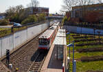 Zwei gekuppelte DUEWAG Stadtbahnwagen vom Typ B 100 S der SWB (Stadtwerke Bonn Verkehrs GmbH) bzw. SSB (Elektrische Bahnen der Stadt Bonn und des Rhein-Sieg-Kreises) verlassen am 25.03.2022, als Linie 66 (Telekom Express) nach Bad Honnef, den Bahnhof Siegburg/Bonn.