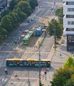 
Blick auf Haltestelle Brückenstraße in Chemnitz am 25.08.2013, hier sind zwei Triebzüge der CVAG (Chemnitzer Verkehrs-AG): Rechts Nr. 902, ein Adtranz Variobahn 6NGT-LDZ Zweirichtungs-Niederflurtreibwagen und links Nr. 609 ein Adtranz Variobahn 6NGT-LDZ Einrichtungs-Niederflurtreibwagen. Die Fahrzeug ist in Multigelenk-Ausführung mit schwebenden Mittelteilen. 

Bild aufgenommen aus unserem Hotelfenster.