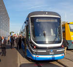 
Premiere in Berlin: Das ist die neue Straßenbahn für Chemnitz
Tschechische Hersteller Škoda Transportation a.s. aus Pilsen (Plzeň) präsentierte auf der InnoTrans 2018 in Berlin (18.09.2018), mit dem Triebwagen CVAG 912, die Straßenbahn ForCity Classic Chemnitz (Typ Škoda 35T) für die Chemnitzer Verkehrs-AG

Am 14. Juni 2016 schloss die CVAG mit dem tschechischen Hersteller Škoda einen Vertrag zum Bau von 14 Niederflur-Straßenbahnwagen des Typs ForCity Classic, nach dem bereits im Jahr 2012 ein Probefahrzeug aus einer Lieferung für Prag getestet worden war. Die Lieferung der neuen Züge ist bis Sommer 2019 vorgesehen. Die Inbetriebnahme ist zwischen 2020 und 2022 realistisch.

Die Straßenbahnen ForCity Classic Chemnitz sind fünfteilige 100% Niederflur-Fahrzeuge, die kompromisslos die europäischen Ansprüche an einen behindertengerechten Zugang erfüllen.Zur Herstellung des Wagenkastens wurde rostfreier Stahl verwendet. Die Gestelle liegen auf achsenfreien Radsätzen und alle Räder werden mit völlig abgefederten getriebelosen Traktionsmotoren angetrieben.

Mit einer Länge von 31,4 m und einer Breite von 2,65 m verfügt diese fünfgliedrige Zweirichtungs-Straßenbahn mit einer Spurweite von 1.435 mm über 64 Sitzplätze und weitere 135 Stehplätze (4 Personen/m2). Im Fahrgastraum befinden sich auch zwei große Mehrzweckräume für bis zu 4 Rollstühle oder Kinderwagen, oder 4-6 Fahrräder. Der Probebetrieb des ersten Fahrzeuges wird im Sommer 2018 beginnen, die ganze Flotte soll im Laufe des Jahres 2019 geliefert werden.

Spurweite: 1.435 mm (Normalspur)
Länge: 31.390 mm
Breite: 2.650 mm
Höhe des Fahrzeuges über dem Stromabnehmer:  3.710 mm
Max. Geschwindigkeit: 60 km/h
Leistung:  560 kW
Stromsystem:  600 V DC / 750 V DC
