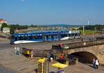 Niederflurgelenktriebwagen 2636 der Dresdner Verkehrsbetriebe AG (DVB) und zugleich Messstra�enbahn der DVB kommt am 27.08.2013 �ber die Augustusbr�cke in Dresden als Linie 8 (Hellerau - S�dvorstadt)