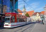 Der Straßenbahn-Niederflur-Gelenktriebwagens 612 der Erfurter Verkehrsbetriebe (SWE EVAG), als Linie 4 zur Steigerstraße, am 05.10.2015 an der Station Anger (Erfurt).