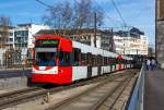 
Zwei gekuppelte dreiteilige Zweirichtungs-Niederflur-Gelenktriebwagen vom Typ Bombardier Flexity Swift der KVB Serie K 4500  der KVB (Kölner Verkehrs-Betriebe AG) haben am 08.03.2015 als Linie 1 (nach Weiden West) gerade die Station Heumarkt verlassen, vorne der Triebwagen 4539.

Der Bombardie Flexity Swift ist eine Familie von Stadtbahnwagen des Herstellers Bombardier Transportation, die erstmals 1995 durch die Kölner Verkehrs-Betriebe (KVB) eingesetzt wurde. Heute werden die Fahrzeuge von mehreren Verkehrsbetrieben in Europa und den USA eingesetzt. Dazu gehören u. a. Bonn, Frankfurt am Main, Istanbul, Köln, London-Croydon, Minneapolis, Rotterdam, Stockholm und Manchester. Die Fahrzeuge sind sowohl in einer Niederflur- als auch einer Hochflur-Version lieferbar. In Deutschland sind sie hauptsächlich unter den Typbezeichnungen der KVB (K4000, K4500, K5000) oder der VGF (U5) bekannt.

Das Fahrzeugkonzept des K4500 baut auf dem Konzept des modernen hochflurigen Stadtbahnwagens K5000 unter besonderer Berücksichtigung und Nutzung einer großen Anzahl von bereits bei der KVB zum Einsatz kommenden Teilen, Modulen und Systemen auf. Er ähnelt sehr Typ K4000 ist aber technisch näher mit dem K5000 verwand. In den Jahren 2005 bis 2007 wurden insgesamt 69 dieser Fahrzeuge an die KVB geliefert, wobei die elektrische Ausrüstung von Vossloh Kiepe ist.  Grund dieser Umwandlung einer Bestellung für K5000-Fahrzeuge war eine Entscheidung der Kölner Stadtverordneten, einen Teil des Stadtbahnnetzes komplett für den Einsatz von Niederflurfahrzeugen herzurichten.

Jedes Fahrzeug ist mit zwei direkt an der Netzspannung betriebenen IGBT-Traktionsumrichtern ausgestattet. Diese speisen je zwei wartungsarme, voll abgefederte Drehstrom-Asynchronmotoren. Zur redundanten Versorgung des Bordnetzes sind zwei IGBT-Bordnetzumrichter vorhanden. Die Klima- und Temperierungsanlagen werden von zwei separaten IGBT-Hilfsbetriebeumrichtern versorgt.
Jeweils ein Traktionsumrichter, ein Bordnetzumrichter und ein Hilfsbetriebeumrichter sind in einem Dachgerätegehäuse gut zugänglich auf dem Dach installiert. Über den Zugbus können beliebig gemischte Zugverbände zwischen K4000 und K4500 Stadtbahnwagen von bis zu vier Fahrzeugen gesteuert werden.

TECHNISCHE DATEN der  K 4500:
Bauart: 6-achsiger Niederflurgelenktriebwagen für Zweirichtungsbetrieb
Typ: K4500
Spurweite:	1.435 mm (Normalspur)
Achsfolge: Bo‘+2‘+Bo‘
Fahrzeuglänge über Kupplung:  29.020 mm
Wagenkastenlänge: 28.540 mm
Wagenkastenbreite: 2.650 mm
Wagenkastenhöhe über SOK: 3.644 mm
Fahrwerks-Mittenabstand: 10.505 mm
Raddurchmesser: 660 mm (neu) / 580 mm (abgenutzt)
Leergewicht:  39.400 kg
Sitzplätze: 58
Stehplätze (4 Personen/m²): 125
Höchstgeschwindigkeit: 80 km/h
Nennleistung: 4 x 120 kW (480 kW) 
Motor: 4 Stück querliegender, eigenbelüfteter Drehstrom-Asynchronmotor, voll abgefedert, vom Typ 1MLU 3441K/4
Stromsystem: 750 V DC (=) über Oberleitung
Minimaler horizontaler Kurvenradius: 20 m
Maximal befahrbare Steigung : 60‰
Niederfluranteil: 	72%

Quellen: Bombardier, Vossloh Kiepe und Wikipedia
