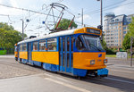   Der modernisierte vierachsige Tatra-Gro�raumtriebwagen vom Typ T4D-M1 - 33c) der LVB (Leipziger Verkehrsbetriebe) erreicht am 21.05.2016, als Linie 7, bald die Station Leipzig Hauptbahnhof.