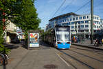 Der RSAG 606 ein Niederflur-Gelenktriebwagen, ein Vossloh Tramlink (RSAG Typ 6N2 der Rostocker Straßenbahn AG hat am 14 Mai 2022 die Station Doberaner Platz erreicht.