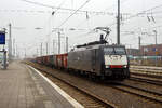 Die schwarze DB 189 095-3 (91 80 6189 095-3 D-DB) der DB Cargo AG, ex MRCE Dispolok E 189-095-3 / ES 64 F4-995, am 21 Januar 2025 mit einem gemischten Güterzug im Bahnhof Rheine.