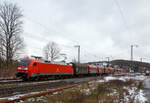 Die 152 132-7 (91 80 6152 132-7 D-DB) der DB Cargo AG am 27.01.2023  mit einem gemischten G�terzug, auf der Dillstrecke (KBS 445), durch Rudersdorf (Kr.
