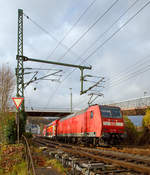   Geschoben von der 146 002-1 (91 80 6146 002-1 D-DB) erreicht der RE 9 (rsx - Rhein-Sieg-Express) Siegen - K�ln - Aachen am 01.12.2018 den Bahnhof Betzdorf (Sieg).
