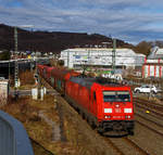 Die (91 80 6185 308-4 D-DB) der DB Cargo AG fährt am 20.03.2021, mit einem langen Coilzug, über die Siegstrecke (KBS 460) durch Niederschelden bzw.