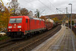 Die 185 262-3 (91 80 6185 262-3 D-DB) der DB Cargo AG f�hrt am 01.11.2021 mit einem gemischten G�terzug durch den Bahnhof Kirchen (Sieg) in Richtung K�ln.