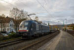 Die MRCE Dispolok ES 64 U2-072 / LZB 182 572-8 (91 80 6182 572-8 D-DISPO) f�hrt am 06.11.2021 mit einem KLV-Zug durch den Bf Kirchen/Sieg in Richtung K�ln.