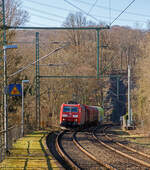 Die 185 159-1 (91 80 6185 159-1 D-DB) der DB Cargo AG hat am 03.03.2023, mit einem kurzen Coilzug (4 Wagen), den 32 m langen M�hlburg-Tunnel verlassen und f�hrt Scheuerfeld (Sieg) in Richtung Siegen.