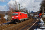 Die auch f�r die Schweiz zugelassene 185 099-9 (91 80 6185 099-9 D-DB) der DB Cargo AG f�hrt am 15.03.2023, mit einem KLV-Zug auf der Siegstrecke (KBS 460) durch Scheuerfeld (Sieg) in Richtung K�ln.