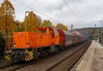 Die KSW 45 (98 80 0276 016-9 D-KSW) die MaK G 1204 BB der Kreisbahn Siegen-Wittgenstein fährt am 26 Oktober 2023 mit einem Coilzug durch den Bahnhof Kirchen/Sieg nach Betzdorf/Sieg.