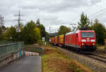 Die 185 115-3 (91 80 6185 115-3 D-DB) der DB Cargo Deutschland AG fährt am 26 September 2024 mit einem Röhrenzug auf der Siegstrecke durch Siegen-Eiserfeld in Richtung Köln.