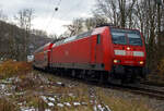 Die 146 004-7 (91 80 6146 004-7 D-DB) der DB Regio NRW erreicht am 22 November 2024, mit dem RE 9 (rsx - Rhein-Sieg-Express) Aachen - K�ln - Siegen, den Bahnhof Kirchen/Sieg.