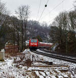 Die 146 001-3 (91 80 6146 001-3 D-DB) der DB Regio NRW erreicht am 10 Januar 2025, mit dem RE 9 (rsx - Rhein-Sieg-Express) Aachen - K�ln - Siegen, den Bahnhof Kirchen/Sieg.