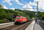 Die auch f�r Frankreich zugelassene 185 028-8 (91 80 6185 028-8 D-DB) der DB Cargo AG f�hrt am 09 Juni 2026 mit einem Coilzug durch Kirchen/Sieg in Richtung Siegen, vermutlich mit Ziel Kreuztal. Interessant ist das sie beide Stromabnehmer f�r 15 kV, 16,7 Hz ~ angehoben am Fahrdraht sind. 

Die TRAXX F140 AC1 wurde 2001 von ADtranz (ABB Daimler-Benz Transportation GmbH) in Kassel unter der Fabriknummer 33427 gebaut. Sie hat die Zulassungen f�r Deutschland und Frankreich. So ist sie als Zweisystemlok mit den Stromsystemen 15 kV, 16,7 Hz ~ und 25 kV, 50 Hz ~ ausgef�hrt. 

