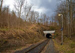 Der 137 m lange Herdorfer Tunnel hier am 18.03.2023 vom Hp K�nigsstollen gesehen.