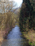 Die Heller und die Hellerbrücke bei km 88,4 der Hellertalbahn KBS 462 (nahe dem Hp  Königsstollen) am 27.04.2023.