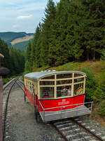 Fahrt mit der Oberweißbacher Bergbahn am 24.08.2013, der Wagen 1 - der Personenwagen der Standseilbahn befindet sich auf Talfahrt und kommt uns in der Mitte bzw. in der Abt´sche Ausweiche (zwischen Obstfelderschmiede und Lichtenhain) entgegen.

Der Personenwagen, im betrieblichen Umgang als Wagen 1 bezeichnet, ist seit der Eröffnung 1923 nur an den Stirnseiten leicht verändert worden. Das erfolgte 1959, als er größere Stirnfenster erhielt und die leicht ausgestellte Stirnpartie. Bei der Rekonstruktion  2002 wurde die Fahrradbühne angebaut. Besonderheit, sie ist nur am Fahrgestell befestigt und kann 8 Fahrräder aufnehmen.

Bergbahntechnik einer ganz besonderen Standseilbahn
Die Bergbahn besteht aus zwei Teilen:
- der Standseilbahn, von Obstfelderschmiede nach Lichtenhain und
- der  Flachstrecke  der Bergbahn, von Lichtenhain nach Cursdorf
Die Konzession zum Bau wurde für eine Eisenbahnstrecke von Obstfelderschmiede nach Cursdorf erteilt, heute als Strecke Nr. 6691, KBS 563, der Deutschen Bahn AG geführt. Die Standseilbahn ist also ein Bestandteil dieser Eisenbahnstrecke.
Die Standseilbahn hat zwei unterschiedliche Fahrzeuge, einen “Personenwagen” und eine “Güterbühne” zum Transport normalspuriger Eisenbahnwagen bis 27 t Gesamtmasse.
Sie wurde gebaut für den Güterverkehr, um die Hochebene um Oberweißbach an das deutsche Eisenbahn-Netz anzuschließen.
 
Statt Güterwagen, ist heute in der Regel ein ehemaliger Triebwagen-Beiwagen oder das  Cabrio , ein offener Wagen, auf der Güterbühne aufgesetzt.

Die  Strecke ist eingleisig und hat eine Abt´sche Ausweiche in der Mitte, wo beide Wagen aneinander vorbei fahren. Eine weitere Abt’sche Weiche in der Talstation trennt die Strecke in zwei Gleise, um den Personenwagen an den Bahnsteig und die Güterbühne an die Verladerampe zu leiten.

Die Standseilbahn hat an beiden Enden jeweils Anschluss über  eine Drehscheibe an die Bahnanlagen mit Regelspur-Gleisen.
Quelle: http://www.oberweissbacher-bergbahn.com/de/obs-info