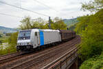 Die an die HSL Logistic vermietete Railpool 185 689-7 (91 80 6185 689-7 D-Rpool) mit einem Güterzug (Ganzzug von Schiebewandwagen der Gattung Sins) fährt am 29.04.2018, nun über das