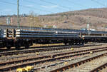 Drehgestellflachwagen für Schwellen (Oberbauwagen) 37 80 4726 040-1 D-BBL (P)  der Gattung Slps ein Privatwagen der BBL Logistik GmbH am 24.03.2021, beladen mit Beton Schwellen, im Zugverband bei